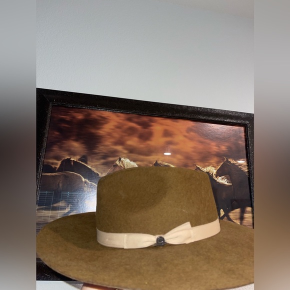 𝐂𝐇𝐀𝐑𝐋𝐈𝐄 𝟏 HAT - Picture 3 of 5